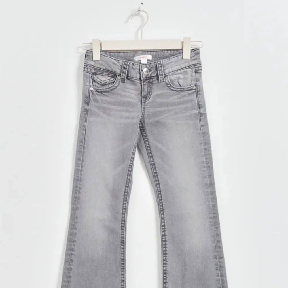 Gina tricot low waisted jeans med bootcut , liknar ltb jeansen jätte fina 💕men passade inte mig så bra . Jeans & Byxor.