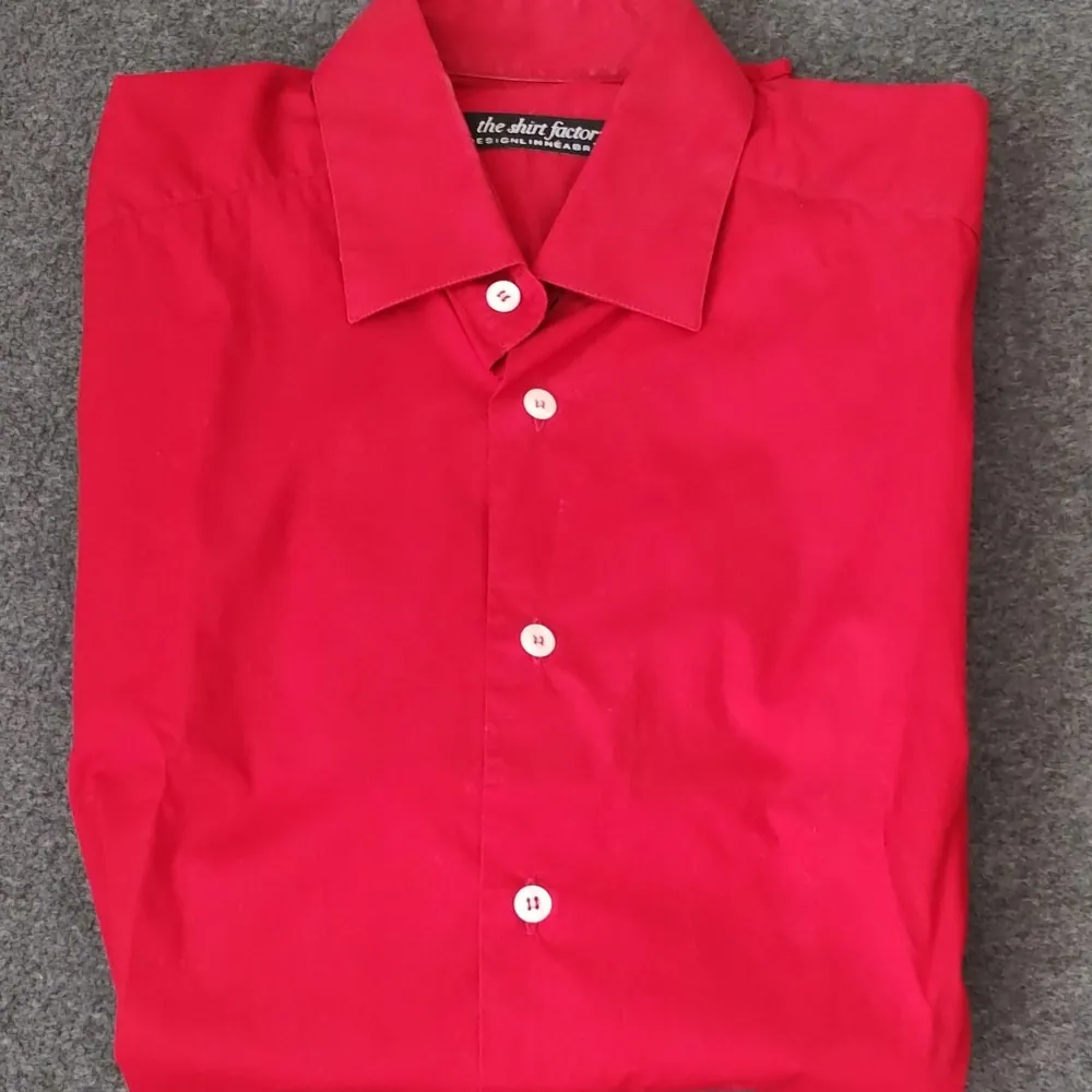 Röd TSF skjorta. Använd max 1 gång. Storlek: 41.. Skjortor.