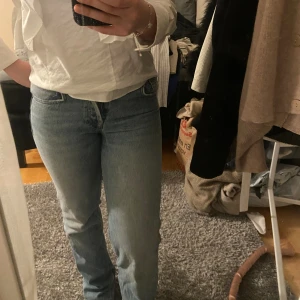 Zara jeans  - Säljer ett par jätte snygga ljus blåa jeans som tycvärr är för små för mig💗💗💗
