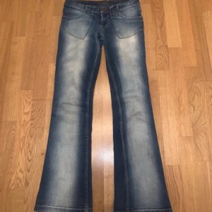 Low waist bootcut jeans  - I bra skick! Innerbenslängd:74cm Totala längd:94cm Benen längst ner:22cm Midjemått:36cm Skriv bara om du undrar något eller vill ha fler bilder!❤️ 
