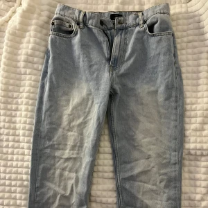 Oanvända jeans - Blå lågmidjade flared jeans från nelly. Nypris 500kr säljs för 150. Dom är knappt använda för dom var för små när jag köpte dom. Kan skrocka bättre bilder om det önskas😄pris går att diskuteras 