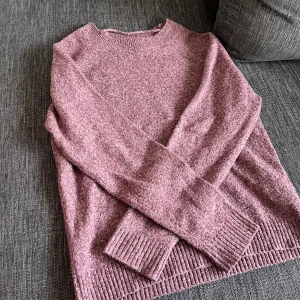 Stickad tröja  - Lila/röd stickad tröja från Vermomoda i storlek XS. Köpte för 250kr och mitt pris är 50kr. 