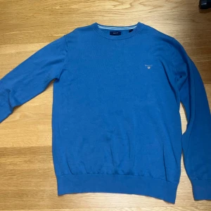 GANT Tröja - Väldigt fin Gant tröja som är en gammal favorit! Tröjan har inget slitage, skick 9/10. Hör av er vid minsta fundering 😁