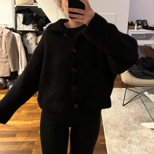 Svart stickad tröja - Använd ett fåtal gånger, i fint skick. Köpt på weekday! 💘