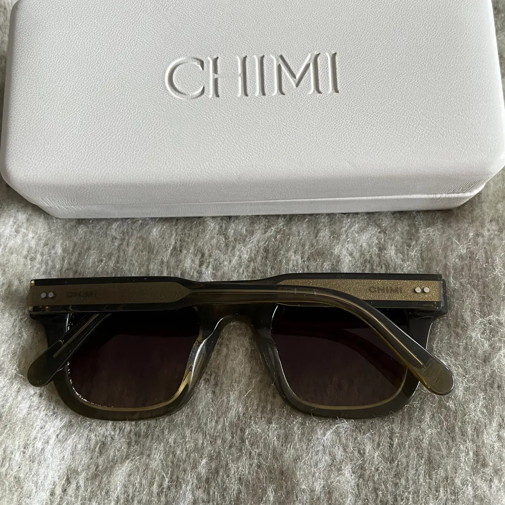 Säljer ett par chimi eyewear solglasögon i modellen 04, färg grön! Ena linsen har en repa men det syns inte så mycket. Annars är de i gott skick!. Accessoarer.
