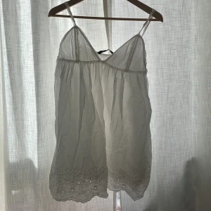 Zara klänning  - Jätte snygg klänning från Zara i storlek M. Använd 1-2 gånger. 10/10 i skicket. Skriv privat för fler bilder eller frågor💗