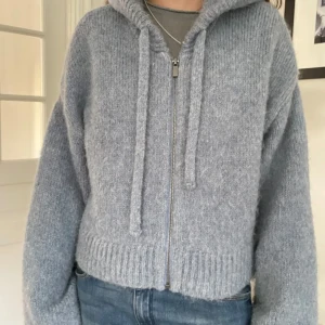 Stickad hoddie  - Sköljer denna ljusblå/grå stickade tröjan från zara men som jag köpte här på plick. N