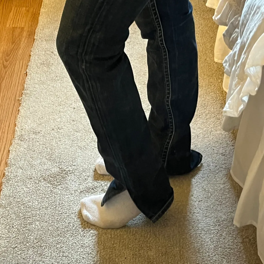 Intressekoll på dessa mörkblåa jeans från Replay med snygga detaljer på fickorna där bak och egenklippt slits!! Byxorna är lågmidjade och passar mig som vanligtvis bär XS/S. Hör av dig vid frågor eller funderingar<3. Jeans & Byxor.