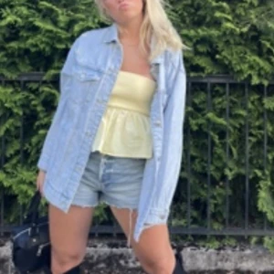 Jeansjacka - Säljer min så så fina jeansjacka från stradivarius💕