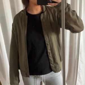 Grön bomberjacka - Jätte fin grön bomberjacka lite tunnare perfekt till våren🥰