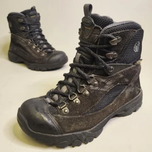 Viking Gore-Tex Kängor Storlek 37 Vandringsskor Skor Svart - 14 dagars ångerrätt! Skorna är lite smutsiga och lite slitna under (bild 3) men är annars i bra skick. Inga hål på utsidan eller insidan. Ingen illa lukt. Hör av dig om du har några frågor! Tack för att du tittade!