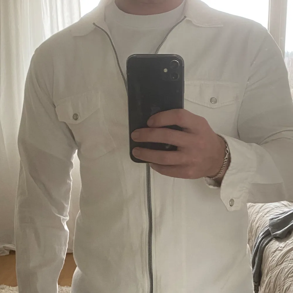 Säljer min vita zip-overshirt. Min är insydd i ryggen för att passa en storlek S. Skickar gärna fler bilder vid behov . Skjortor.