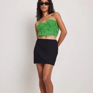 Svart lågmidjad kjol - Jättesnygg svart lågmidjad kjol från nakd. Perfekt till sommaren💥