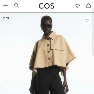 COS trenchcoat cape  - En superfin trenchcoat från cos! I nyskick men lappen kvar. Kommer inte till användning😇Ansvarar inte för postens slarv!