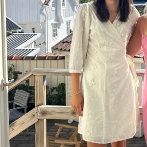 Studentklänning Selected Femme🤍   - Vit blommig omlottklänning från Selected Femme. Perfekt sommarklänning för student, avslutning eller midsommar.🥰 Endast använd en gång därav väldigt fint skick. Nypris 1100 kr. Skriv för fler bilder!!