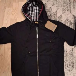 Burberry zip up hoodie - Finns på S,M,L. Nyskick, skriv för mer info.