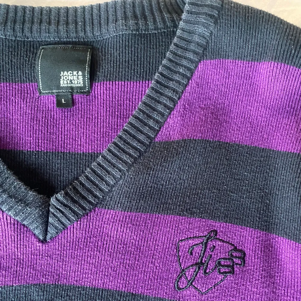 Jättesnygg tröja från Jack&Jones i storlek L. Jag har vanligtvis storlek S/M och den sitter lite oversized på mig. Bara använd ett fåtal gånger. . Tröjor & Koftor.
