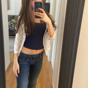 Tröja  - Intresse koll!! En vit spets zip tröja! Storlek s. Säljer då den aldrig kommer till användning❤️