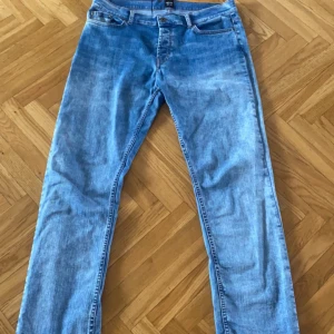 Monten jeans - Hej! Nu säljer jag mina Monten jeans som knappast är använda och bra skick☺️ Nypris 1200kr Storlek:M  Hör av er om ni har funderingar eller behöver fler bilder☺️