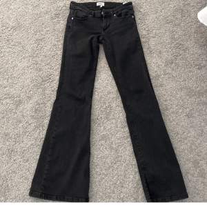 Säljer dessa då jag tycker dom är för korta för mig, de är svarta lågmidjade jeans med slits från only. De har storleken 28/32  Midjemått rakt över:38cm +stretch Innerbenslängd:76cm