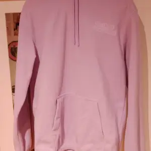 En ljus lila hoodie som det står 