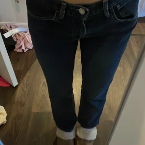 Levi’s jeans  - Dessa är nya och knappt använda, de är lågmidjade och rak i passformen🫶