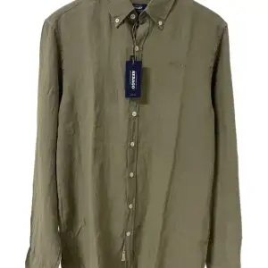 Linneskjorta med lång ärm.  Olivgrön storlek M. Nyskick aldrig använd, samtliga lappar finns kvar. Nypris 999:- 