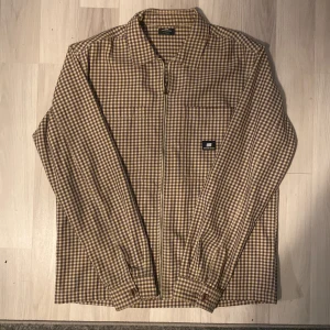 Sweet sktbs overshirt - Hej! Säljer nu min overshirt då den inte kommer till användning. Den är stl S men sitter som M. Nypris-800kr. Den är ganska använd o dragkedjan är rätt seg. Pris kan diskuteras