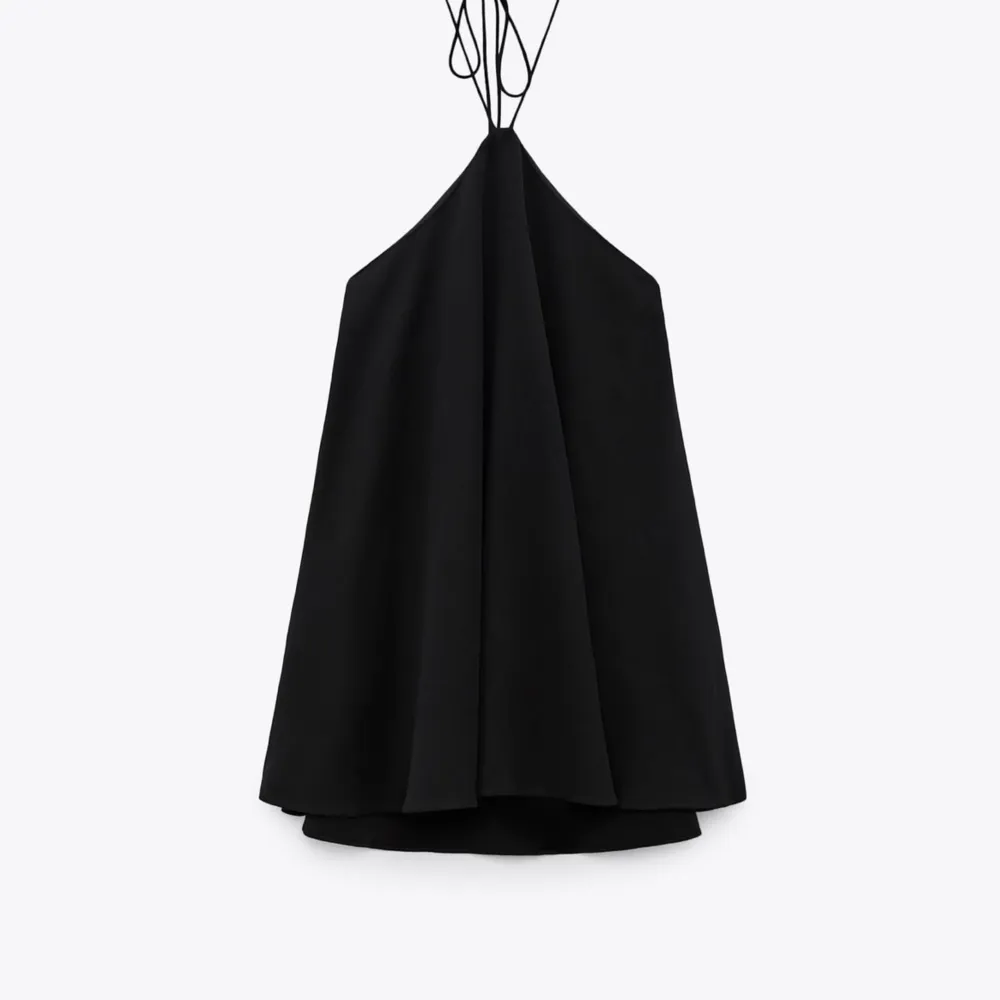 Säljer denna fina klänning från zara som inte kommer till användning längre💗Köpt för 359kr och använd 2 gånger. Har klippt bort under shortsen men annars är den som ny💗 Om du är intresserad eller har fler frågor är det bara att skriva🥰. Klänningar.