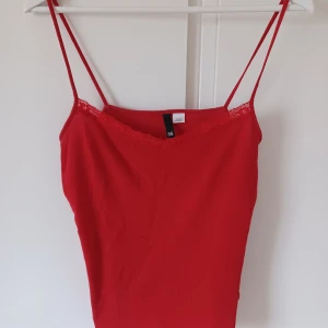 Rött linne - En väldigt fin rött linne som tyvärr inte kommer till användning och därför säljer🌷Använd vid några få tillfällen och inga defekter🎀 