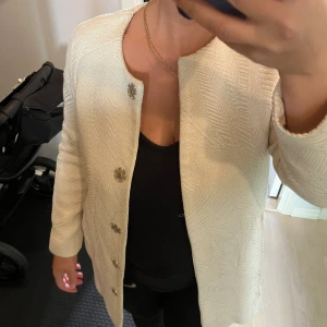 Massimo Dutti kappa - Créme vit kappa från Massimo Dutti Nyskick Med läder detaljer 74% Bomull 26% Polyester  Ord pris ca 3000kr