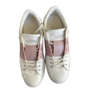  Intressekoll. Rosa valetino skor nyskick. - ❤️Intressekoll)Rosa valentino open. Nyskick. Kan skicka fler bilder om de önskas. Storlek 39. Kommer box och extra skosnören. Köpt på Vestiare collective. Mitt pris 3500 kan gå ner lite i pris endast vid snabb affär är. ❤️Intressekoll❤️