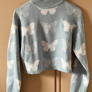 Blå tröja i stickat material med fjärilar 🦋tröjan kommer från H&M och passar stl xxs- xs. Använd ca 3 ggr och i mycket fint skick 