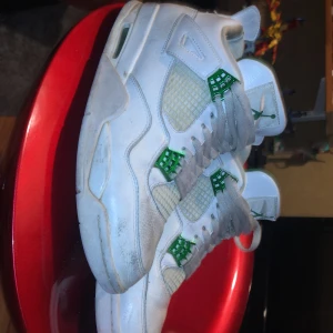 Jordan 4 green metallic  - Jordan 4 green metallic i använt skick  Kan sänka priset vid snabb affär Inget og men äkta