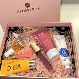 Glossy box  - Boxen är fyllt med saker jag fått i glossy box men inte använt eller vill ha, produkterna är värda 400kr. Detta är alltså inte en komplett glossy box utan en samling av produkter jag fått i flera boxar