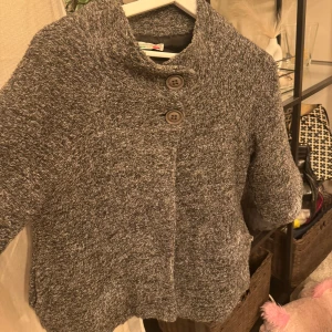 Trekvartsärmad kappa - Så fin kappa som passar perfekt nu till våren 😊 Kappan är använd 2 gånger så har inga täcken användning ❤️‍🔥 