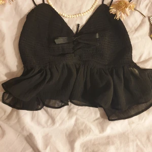 🎀Svart linne🎀 - Svart linne från gina tricot med volanger med knytning i ryggen i storlek xs.