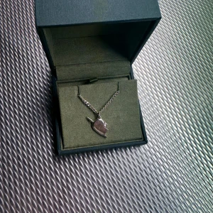 Marianilsdotter halsband  - Hej!  Jag säljer ett marianilsdotter halsband i längden 50.  Man köper detta halsband i 2 delar vilket kostar 3595.  Jag säljer denna för 1000kr  Har inte använt det alls mycket.