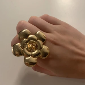 Blomring - Snygg blomring som är justerbar. Ringen är gjord i rostfrittstål (undvik vatten).❤️ 