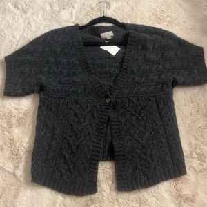 kofta gant - äkta gant kofta i toppskick! så snygg, gillar bara inte grått på mig själv :)