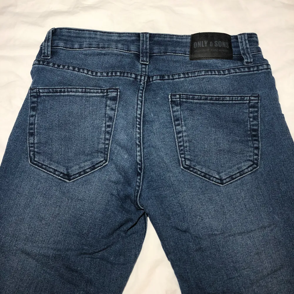 Herr jeans i Slim modell. Midjemått: ca 73cm. Innerbenslängd ca 84cm. Vikt ca 470g.. Jeans & Byxor.