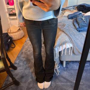 Jätte snygga LOW Waist flare jeans från hm❤️ jätte bra stick och super sköna🫶 pris förslag