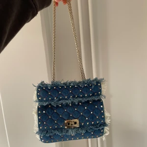 Valentino garavani rockstud small bag - Intressekoll på denna sjukt snygga valentino demin rockstud spike small bag! Finns inte att köpa och väldigt eftertraktad. Kom med prisförslag, kommer endast sälja vid bra bud. Självklart finns äkthetsbevis, dustbag och kvitto från vestiaire därtill.