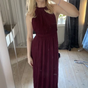 Balklänning  - Superfin balklänning från Nelly ! Använd en gång, är i nyskick ! Storlek 34. Köpt för 900kr