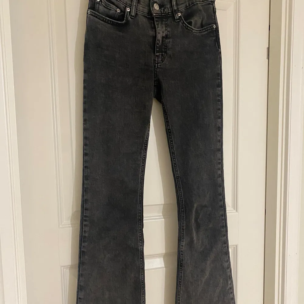 Low waist bootcut jeans från Gina Tricot. Säljer då jag har för många jeans och dessa tyvärr inte kommer till användning. Köptes för 499. Är i superbra skick och endast använda ett fåtal gånger.. Jeans & Byxor.