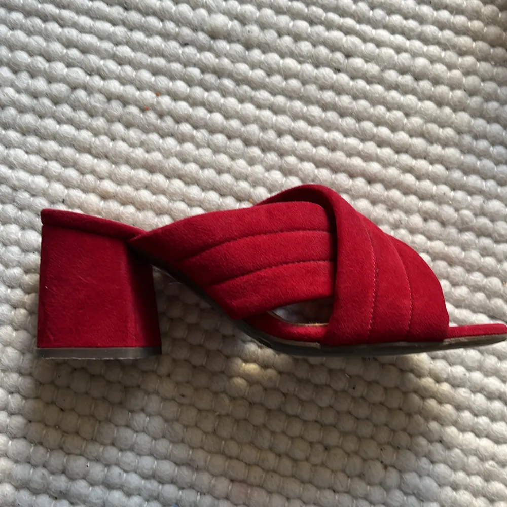 Röda klackar i mule modell från Billi Bi. Materialet är mocka. Knappt använda och därför i väldigt bra skick. Skor.