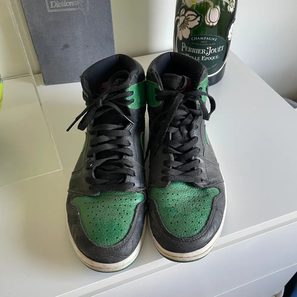 Hej! Säljer mina Jordan 1 high (pine green). Har ej används på nästan 1 år därför säljer de. Dem är fortfarande i väldigt bra skick. Skorna saknar original box och är i stl 44. . Skor.