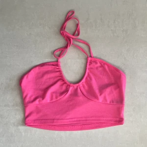Rosa topp  - Fin liten rosa topp som går att knyta runt halsen hur man själv föredrar. Stl S men passar både XS-S. Mycket bra skick. Perfekt till sommaren!