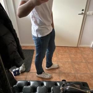 Svin sköna Levi’s jeans  - Säljer mina gamla Levi’s 502or, mer slimmade version av Levis jeans. Jättesköna och inga skador överhuvudtaget. 