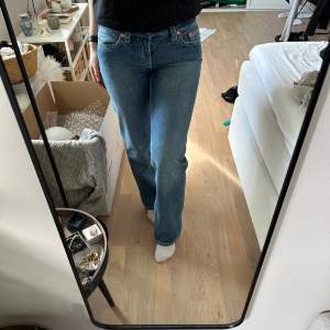 Jättesnygga jeans i modellen arrow från weekday. Jeansen är lågmidjade. Jag har endast använt dem två gånger då det är lite för små för mig, så i princip nyskick. Storlek 26/32☺️🩷😜